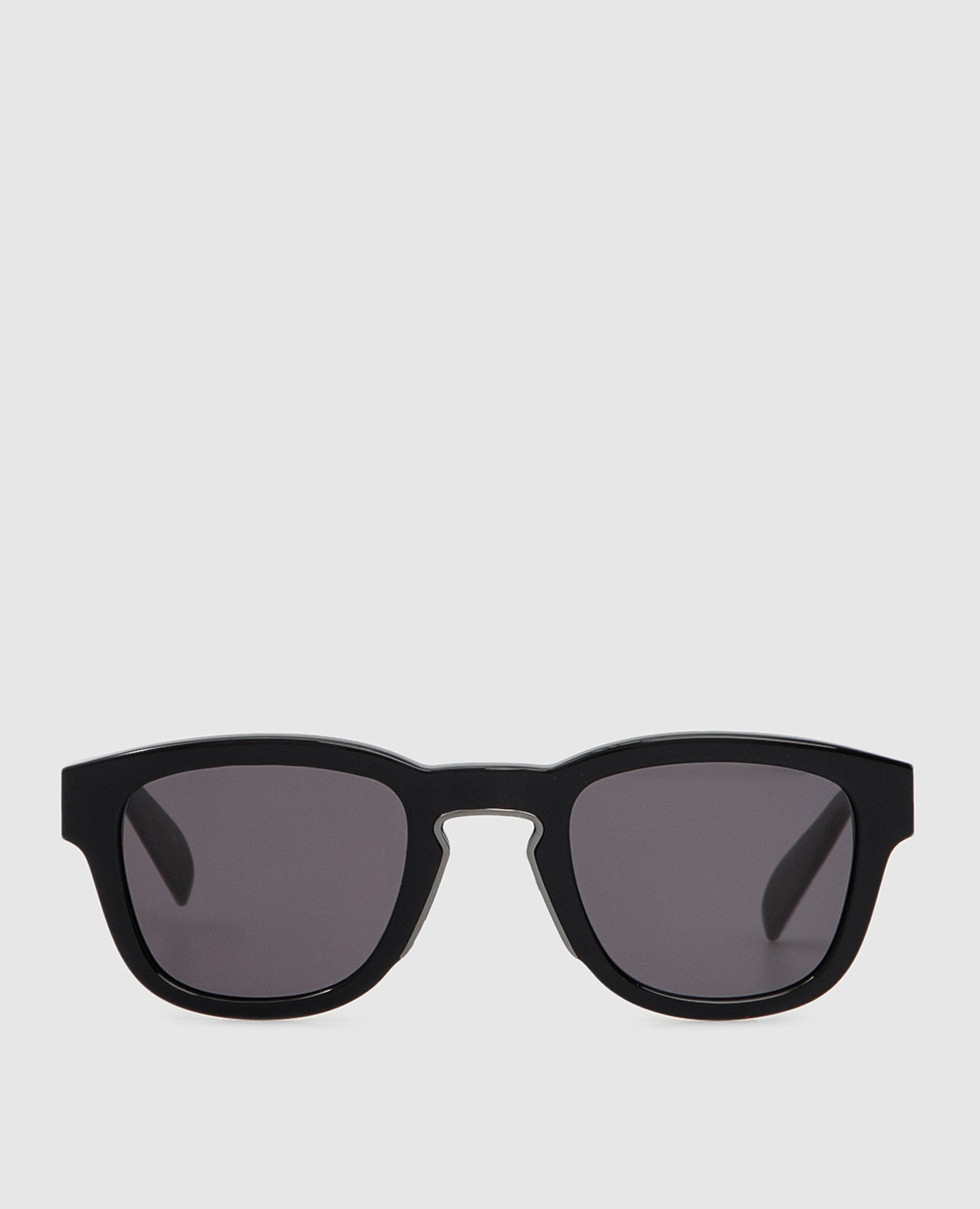 Черные солнцезащитные очки в квадратной оправе