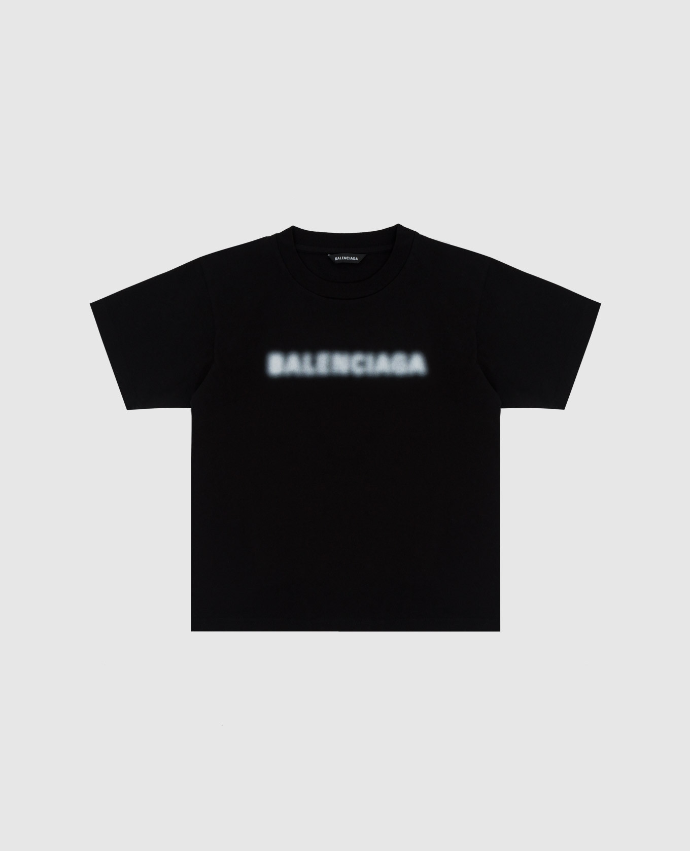 Черная футболка с принтом размытого логотипа