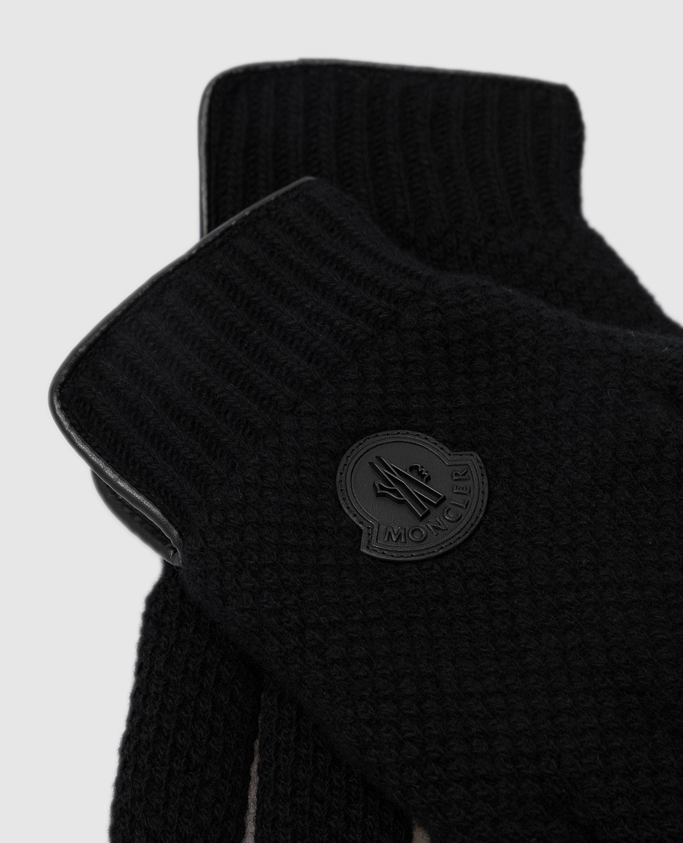 Moncler Черные перчатки из шерсти с патчем 3A00009M1115 изображение 3