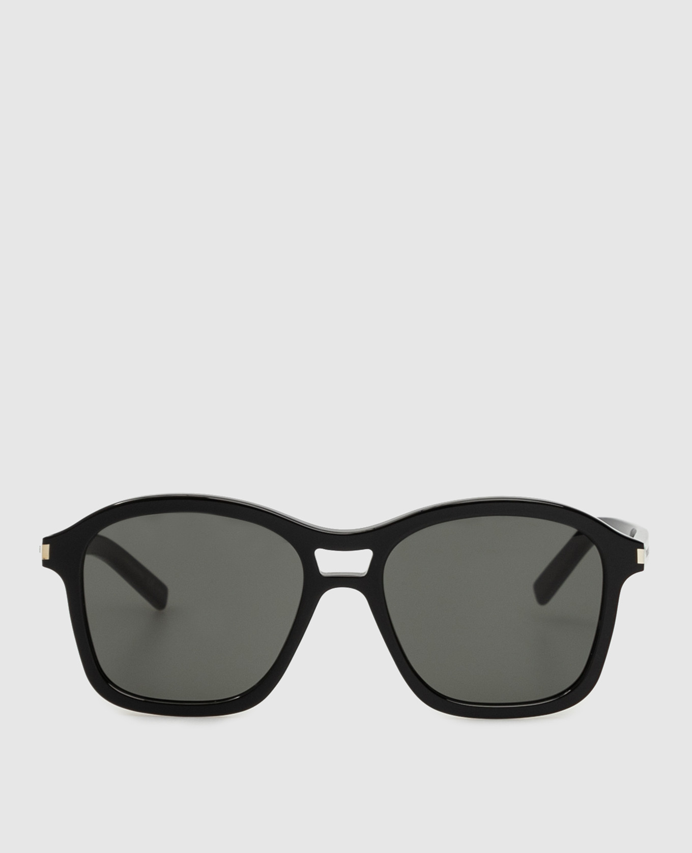 Черные солнцезащитные очки в квадратной оправе