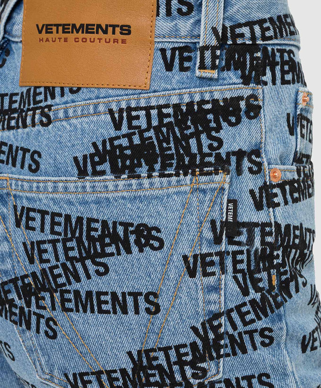 Vetements Светло-синие джинсы в принт логотипа WE52PA400N изображение 5