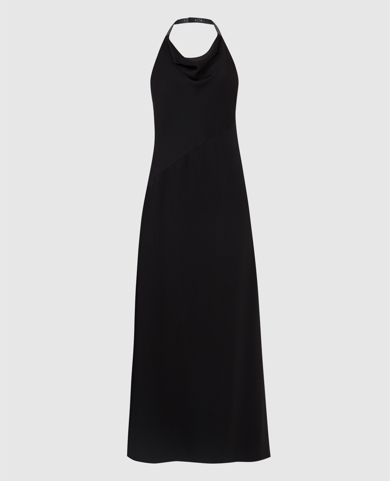 Черное платье с разрезом и драпировкой